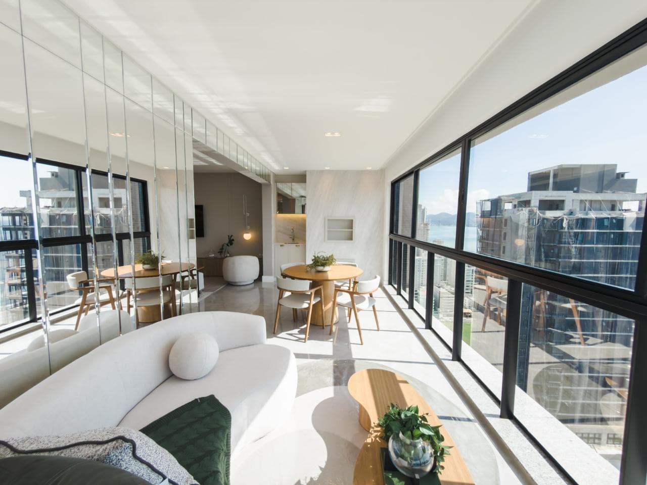 Apartamento à venda – Av. Nereu Ramos  • Meia Praia • Itapema