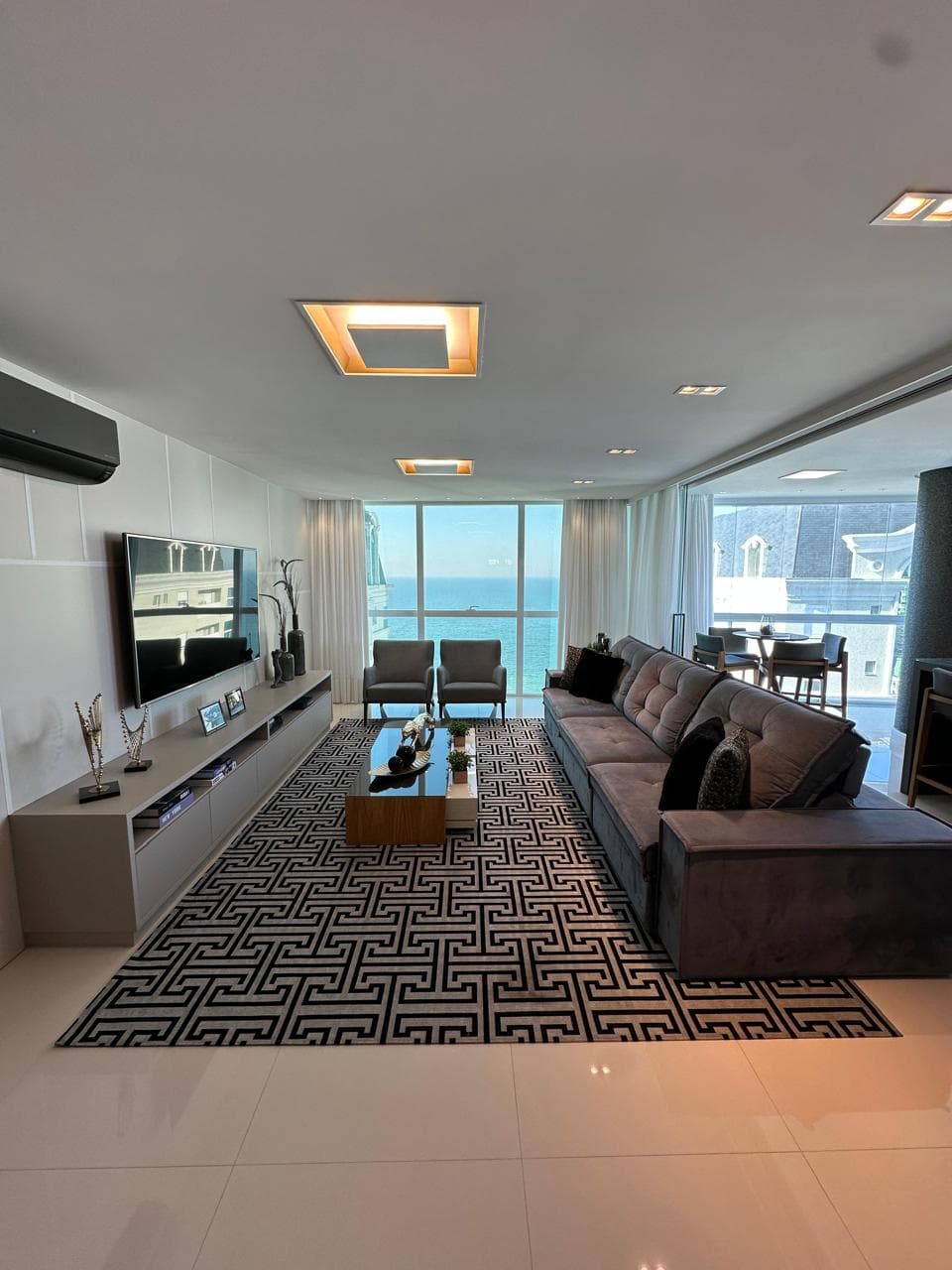 Apartamento à venda – Avenida Nereu Ramos • Meia Praia • Itapema